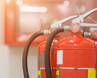 Gaśnice w zakładzie pracy, czyli jak pozostać w zgodzie z przepisami ppoż. i BHP?